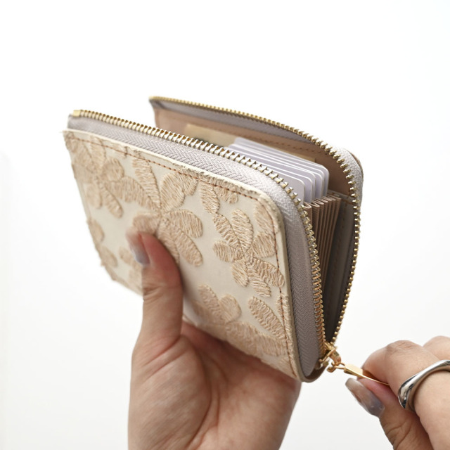 スマートキー in L字ファスナー 縦型じゃばら式 ウォレット 【 ラテフラワー 刺繍 】