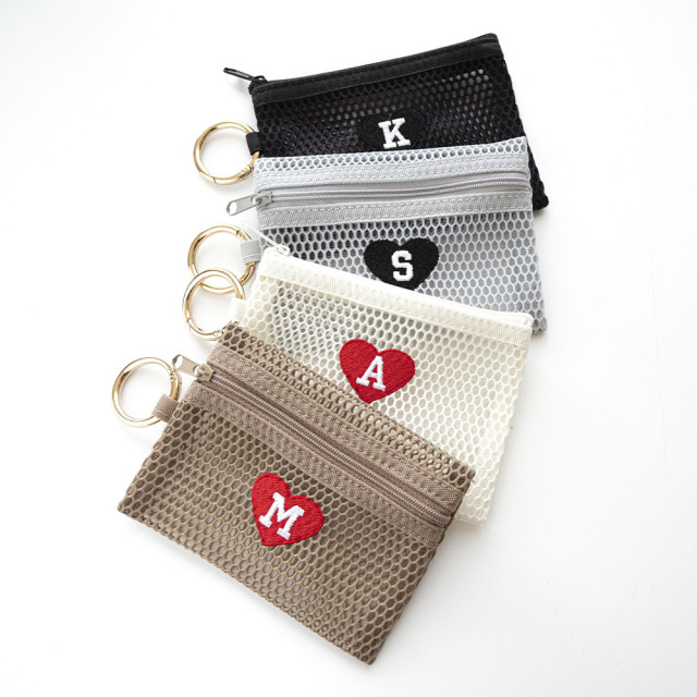 カラビナ付き メッシュフラットポーチ 【 刺繍 ハート × イニシャル 】