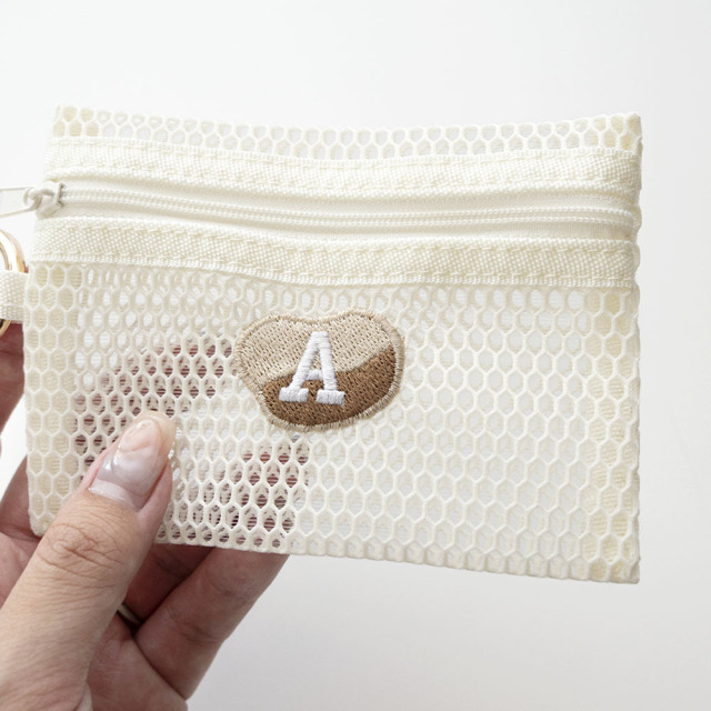 カラビナ付き メッシュフラットポーチ 【 刺繍 ニュアンス × イニシャル 】