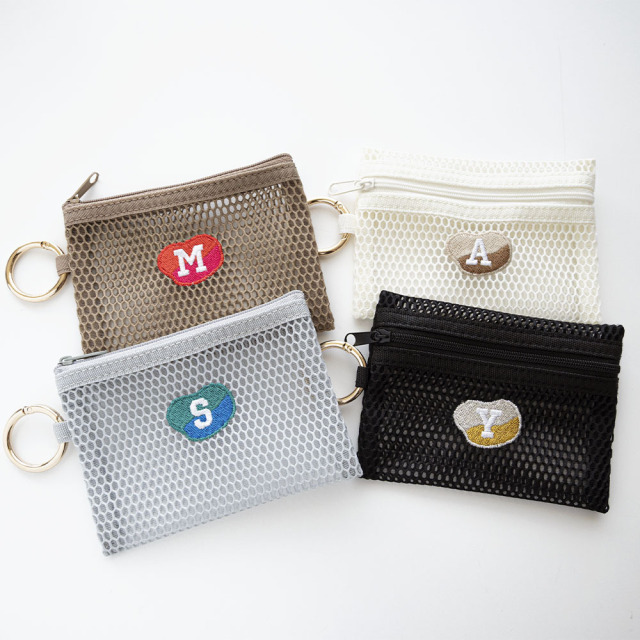 カラビナ付き メッシュフラットポーチ 【 刺繍 ニュアンス × イニシャル 】