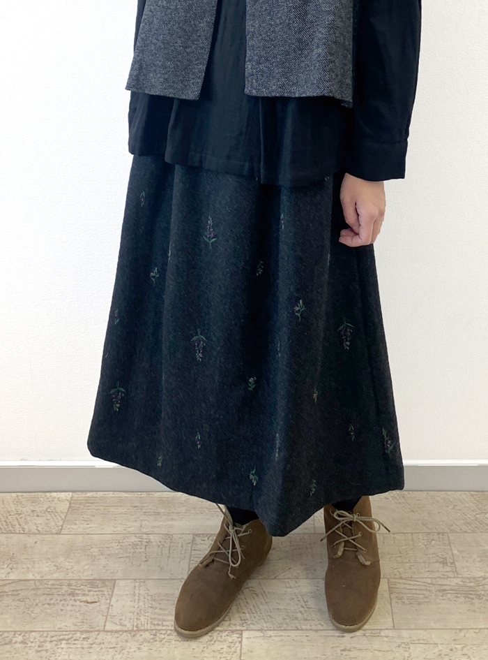 50%OFF! 花刺繍タックスカート