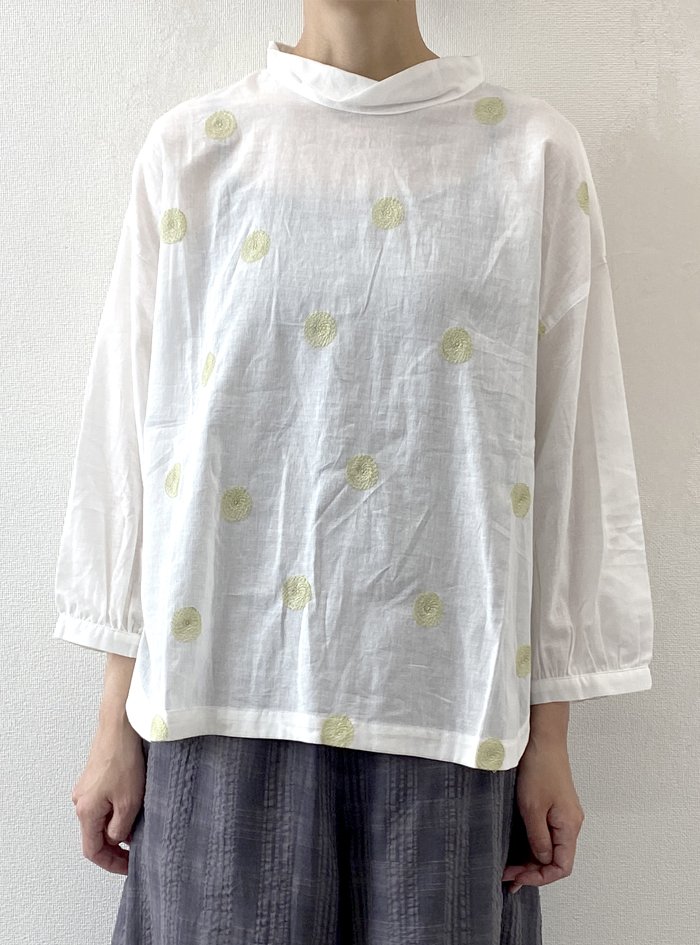 ドット刺繍カウルネックプルオーバー
