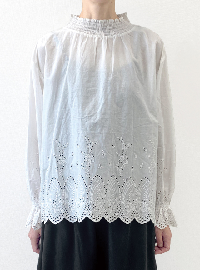 スカラ刺繍シャーリングプルオーバー