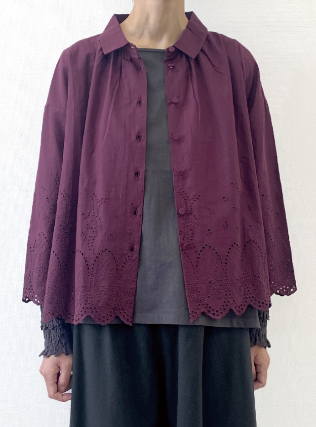 スカラ刺繍ギャザーブラウス