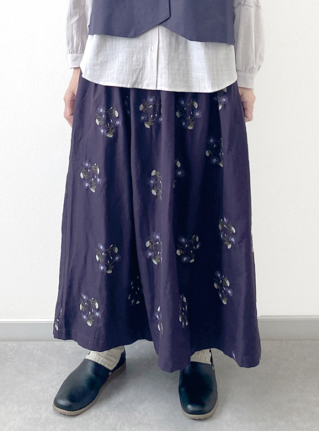 サークル刺繍タックスカート
