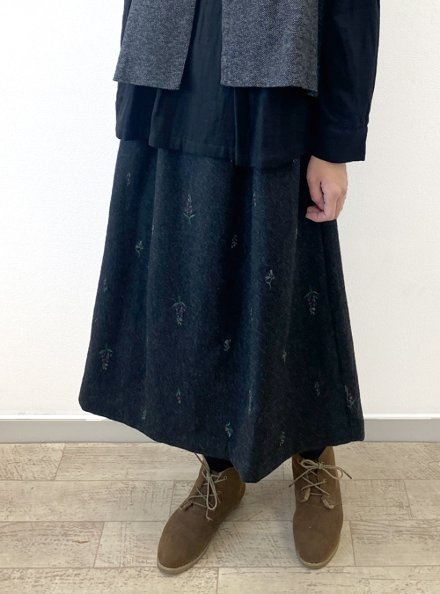 花刺繍タックスカート