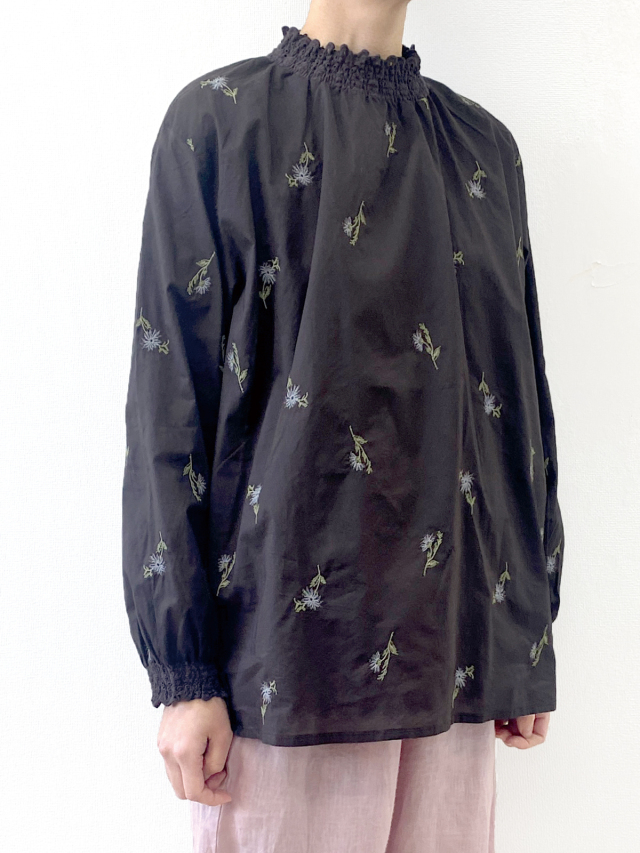 ローン花刺繍シャーリングプルオーバー