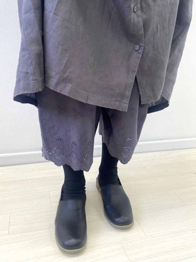 スカラ刺繍ストレートペチパンツ