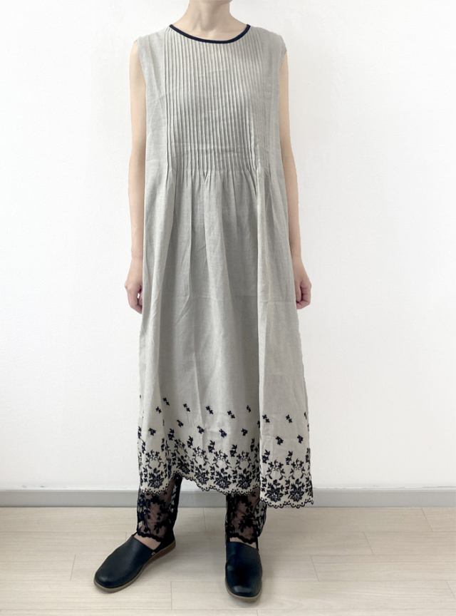 綿麻スカラ刺繍ピンタックノースリワンピース