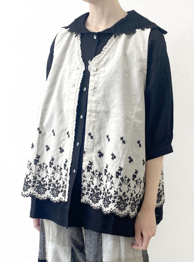 綿麻スカラ刺繍フリルベスト