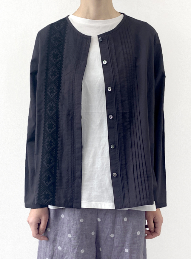 オリエンタル刺繍ピンタックブラウス