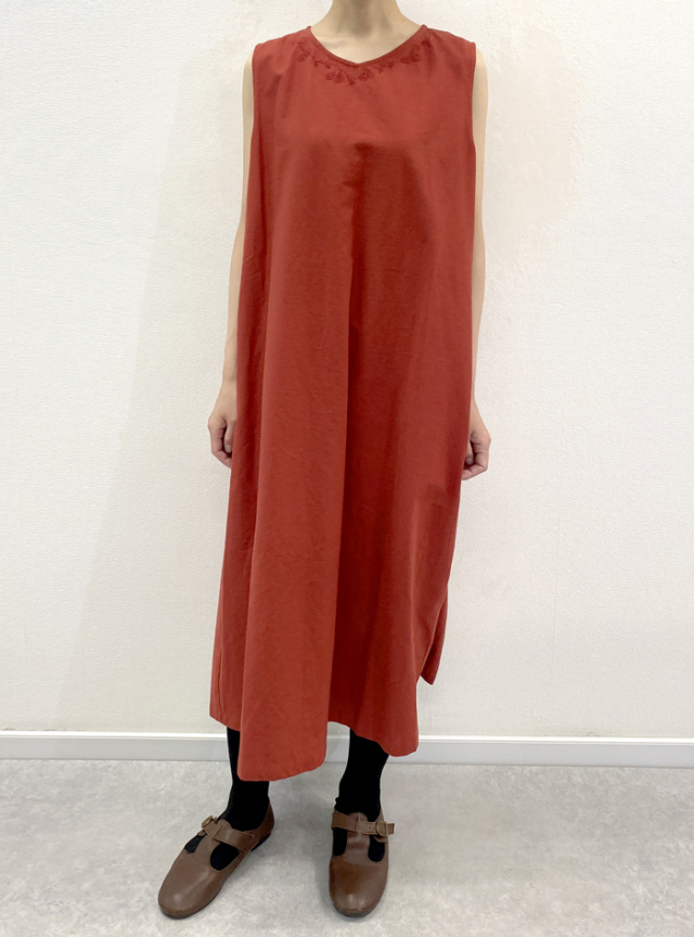 綿麻刺繍入りVネックノースリーブワンピース