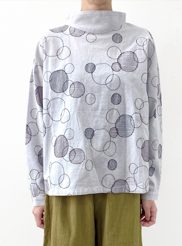 50%OFF! ドット刺繍カウルネックプルオーバー