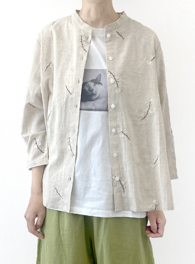 木の実刺繍スタンド衿フレアーブラウス