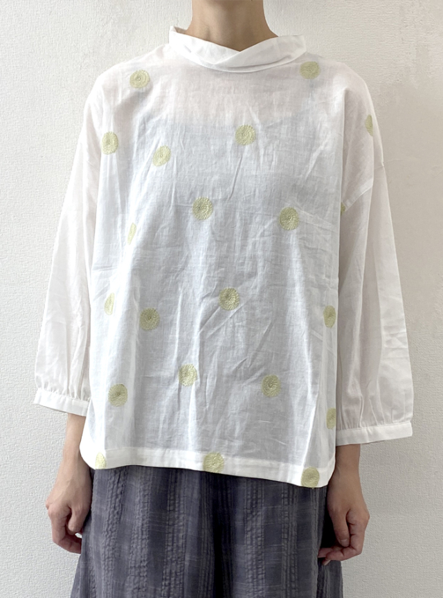 ドット刺繍カウルネックプルオーバー