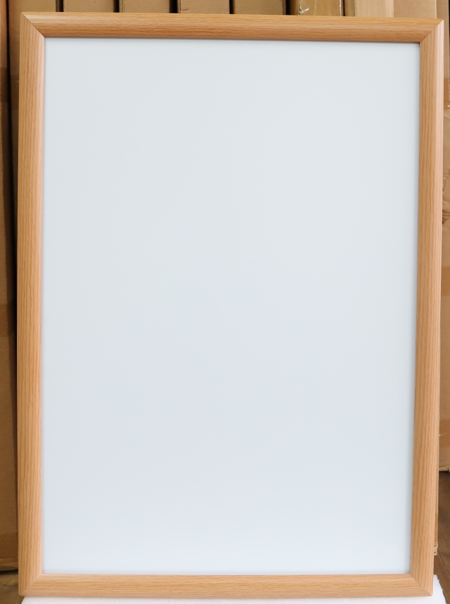 【型番：SH20N-B2-MOKU】屋内外兼用　非電飾パネル、B2サイズ、木目色、電気不使用、看板　掲示板　四辺開閉式　ポスター交換簡単　壁付看板　フレーム幅30ｍｍ　本体厚み18mm　丈夫　高級感　高品質 注意点：屋外使用時ポスターは防水対策必要です。