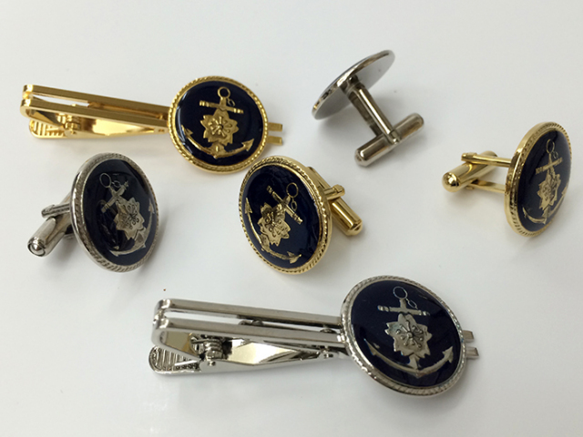 ＫＶ日本の勲章/徽章＊船員の肩章＊ペア（ジャンク品） 桜イカリ丸型(紺)カフスセット