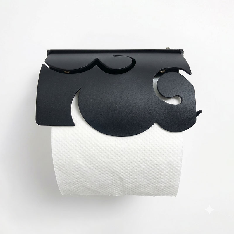 トイレットペーパーをセットした状態の、黒いアイアン製トイレットペーパーホルダーの正面カット。