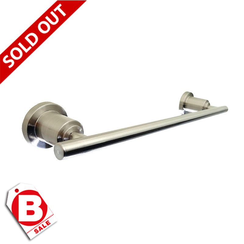 クローム仕上げのタオルホルダーにベージュのタオルを掛けた設置イメージ｜クラシックな壁付けタイプ