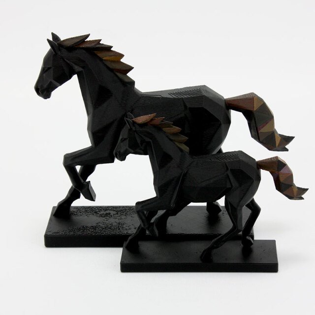 モダンな幾何学デザインの馬オブジェ｜3Dプリント×手塗りアート雑貨
