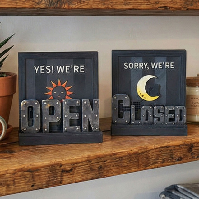 棚上に飾られたOPEN＆CLOSE両面サインオブジェ｜3Dプリント製インテリア雑貨