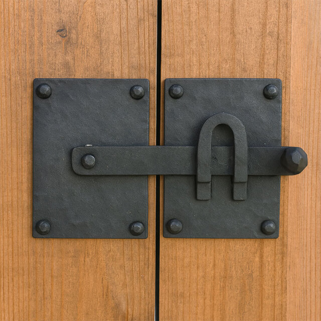 ロートアイアン製のアンティーク調鎚起金具（マットブラック）