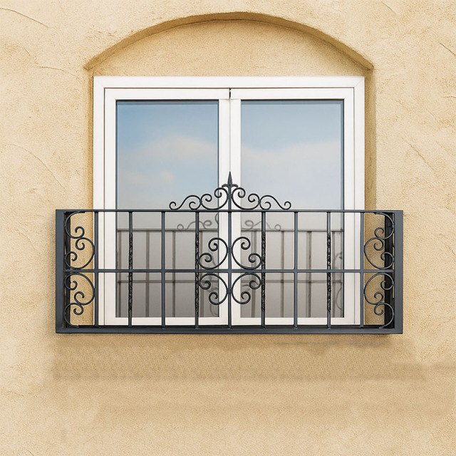 窓まわりを華やかに演出するロートアイアン窓花台の設置例