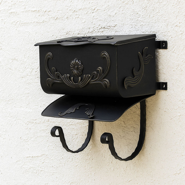 アンティークなシンプル型新聞受けのロートアイアン製郵便ポストの設置例イメージ