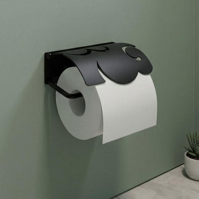 トイレットペーパーがセットされた、モダンな黒いアイアン製トイレットペーパーホルダーの設置例。