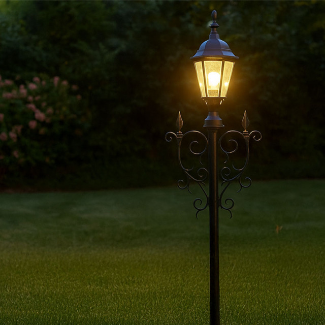 クラシックな装飾デザインが映える、ロートアイアン製街灯ポール・照明灯柱