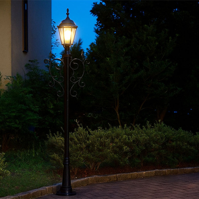 クラシックな装飾デザインが映える、ロートアイアン製街灯ポール・照明灯柱