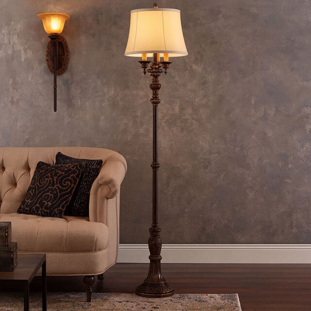 柔らかな光とアンティーク調デザインが織りなす、上質なインテリアを演出する床置き照明の設置例イメージ