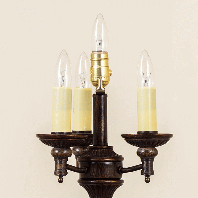 アンティーク調のシャンデリアに装着されたE26口金の白熱電球（電球色・キャンドル型）