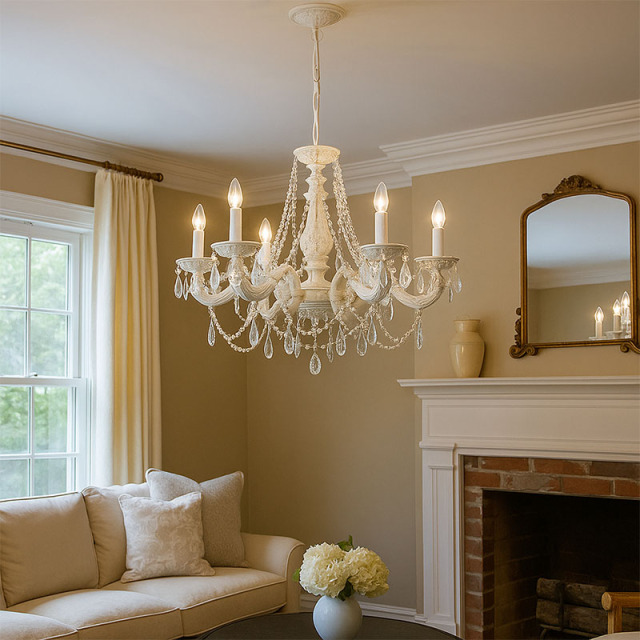 クラシックな雰囲気のアンティーク調シャンデリアが天井から吊るされた室内インテリア