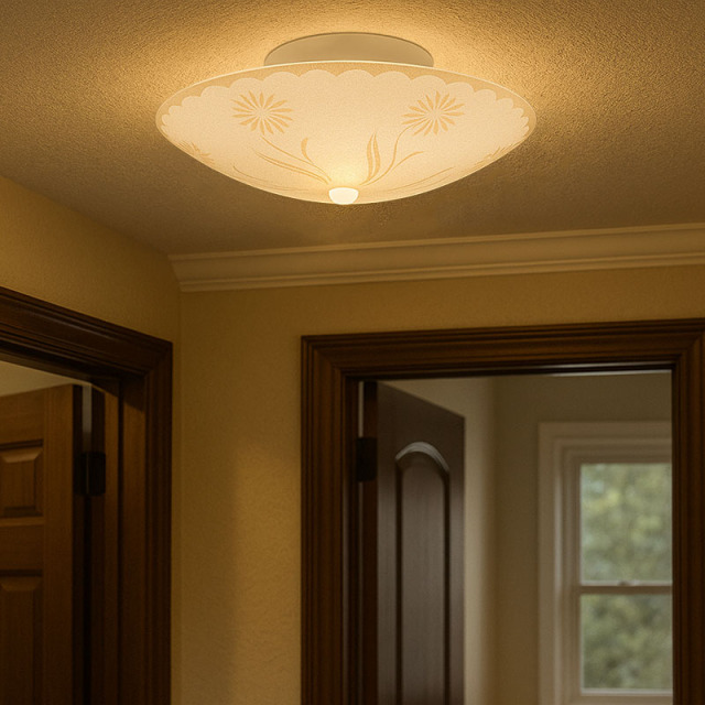 エレガントなデザインが魅力的なホワイト仕上げの室内用シーリングライトの設置例