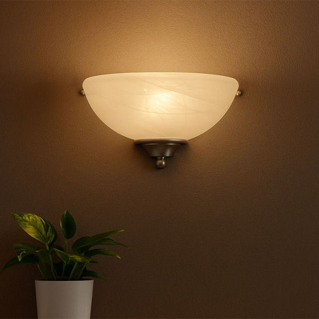 高級感あふれるサテンニッケル仕上げとアラバスタガラスのモダンウォールライト設置例