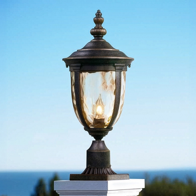 風格あるアンティーク風デザインのBELLAGIOシリーズのポスト型照明の設置例写真