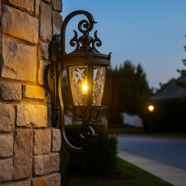 玄関外壁に取り付けたカーサマルセイユ1灯ブラケットライト（ブラック）｜クラシックなデザインが映える屋外照明