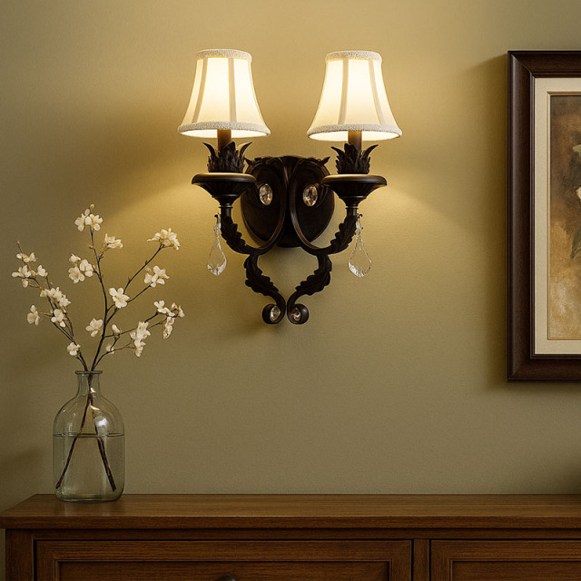 インテリアを照らすシックなデザインがおしゃれな壁付け照明の設置例