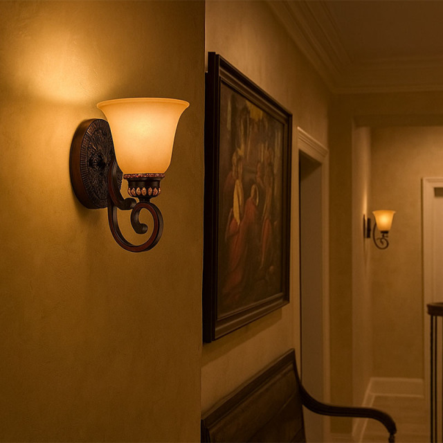 柔らかな光とレトロな雰囲気で、空間を格調高く演出するウォールライトの設置例写真
