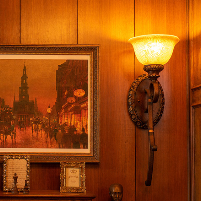 リビングや廊下に映えるエレガントなブロンズ壁付け照明の設置例写真