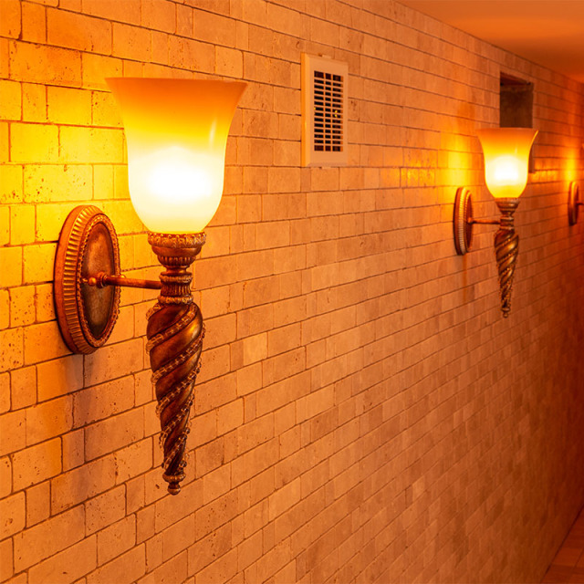 柔らかな光とレトロな雰囲気で、廊下を格調高く演出するブラケット照明の施工例写真