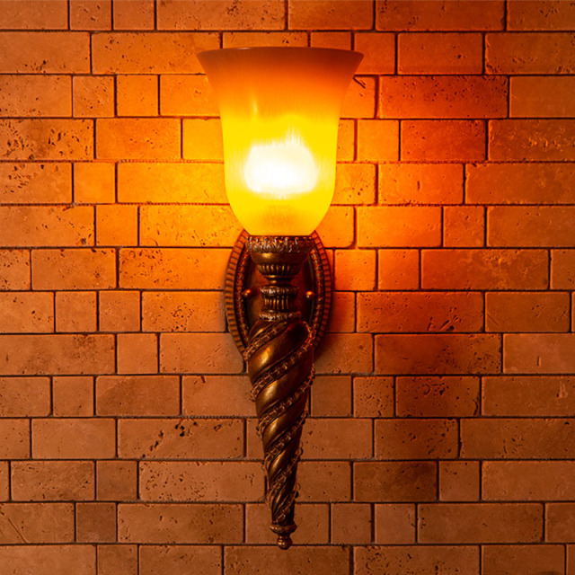 柔らかな光とレトロな雰囲気で、廊下を格調高く演出するブラケット照明の施工例写真