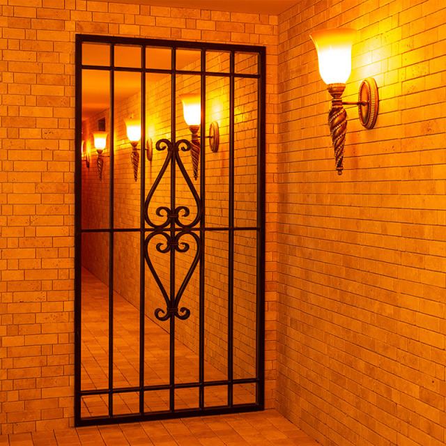 柔らかな光とレトロな雰囲気で、廊下を格調高く演出するブラケット照明の施工例写真