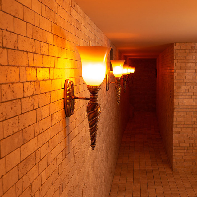 柔らかな光とレトロな雰囲気で、廊下を格調高く演出するブラケット照明の施工例写真