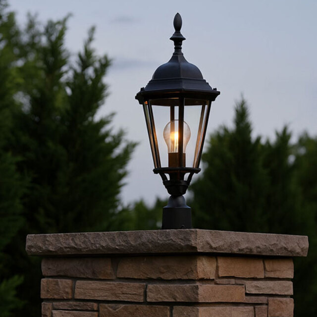 高級感漂うエクステリアに最適なガラスシェードポスト型照明の設置例イメージ