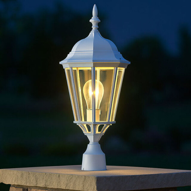 高級感漂うエクステリアに最適なガラスシェードポスト型照明の設置例イメージ