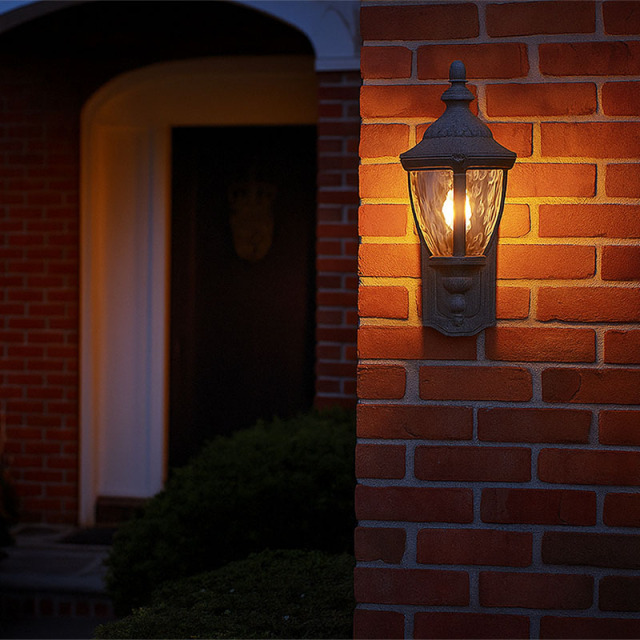 クラシカルな玄関を照らす Maxim Lighting モローベイ1灯アウトドアライトの設置例｜アンティーク風屋外ブラケット照明