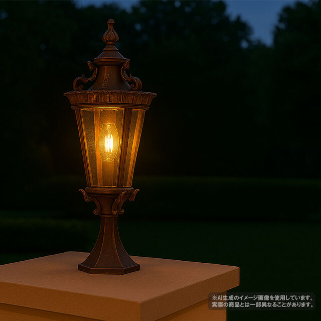 アンティーク調の屋外ポストライトが夕暮れの庭を温かく照らすシーン