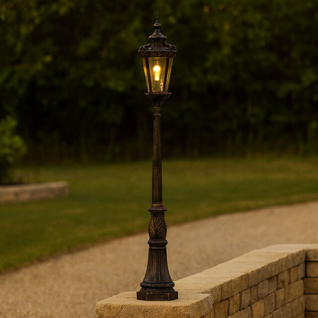 高級感漂うエクステリアに最適なガラスシェードポスト型照明の設置例イメージ